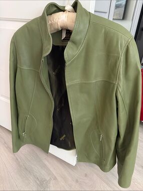 Custom made in Barcelona Women's Olive Green Leather Jacket - Sleek Zip Front
